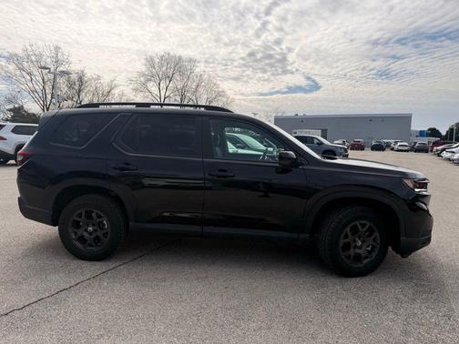 Crystal Black Pearl 2025 Honda Pilot TrailSport