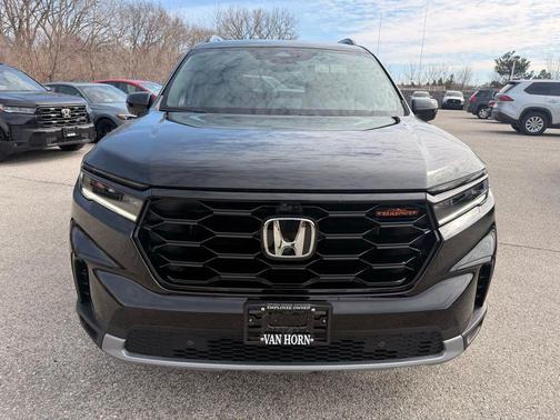 Crystal Black Pearl 2025 Honda Pilot TrailSport
