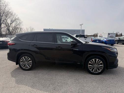 Opulent Amber 2021 Toyota Highlander Hybrid Platinum