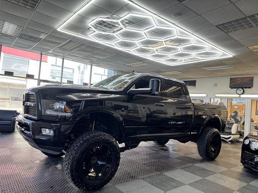 2017 RAM 2500 Laramie Crew Cab 4x4 6'4' Box