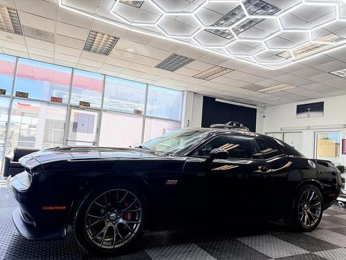 Pitch Black Clearcoat 2016 Dodge Challenger SRT 392