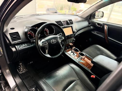 Magnetic Gray Metallic 2012 Toyota Highlander Limited