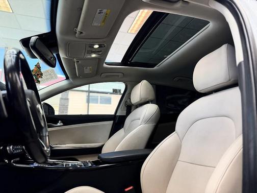 Snow White Pearl 2019 Kia Stinger Premium