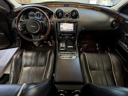 2015 Jaguar XJ Base