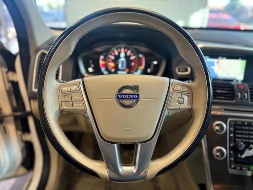 White 2016 Volvo XC60 T6 Platinum