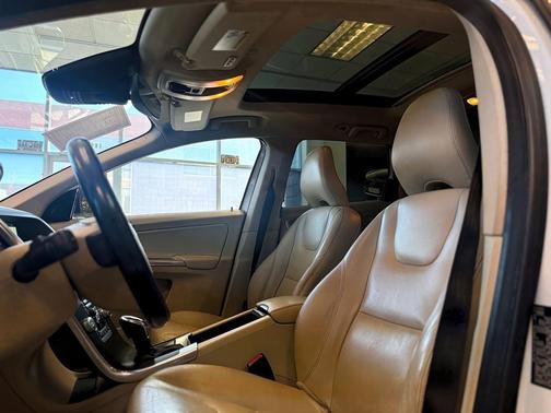 White 2016 Volvo XC60 T6 Platinum