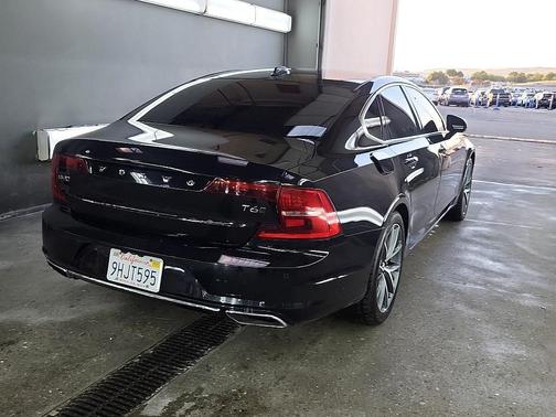 2017 Volvo S90 T6 Momentum