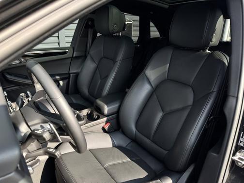 2022 Porsche Macan Base