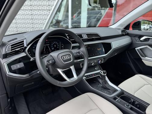 2025 Audi Q3 Premium 45 TFSI S line quattro Tiptronic