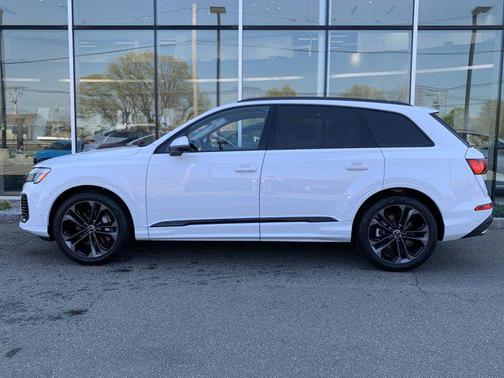 Glacier White Metallic 2026 Audi Q7 55 Premium Plus