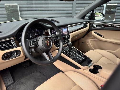 2025 Porsche Macan Base