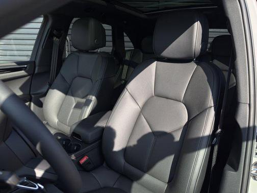 2025 Porsche Macan AWD