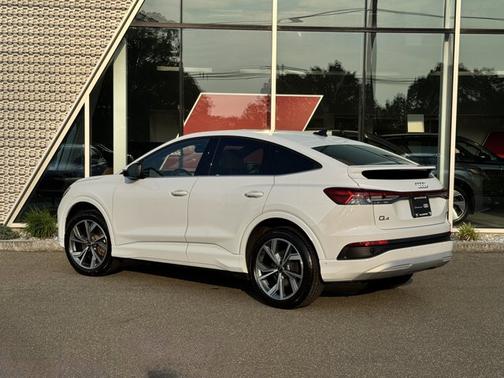 2022 Audi e-tron Premium Plus