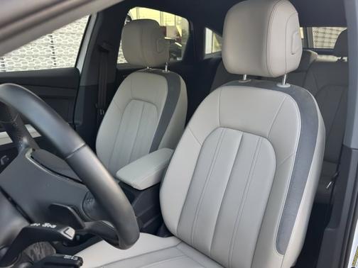 2022 Audi e-tron Premium Plus