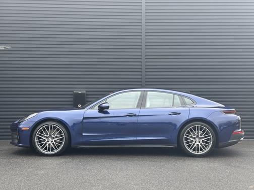 Gentian Blue Metallic 2026 Porsche Panamera 4