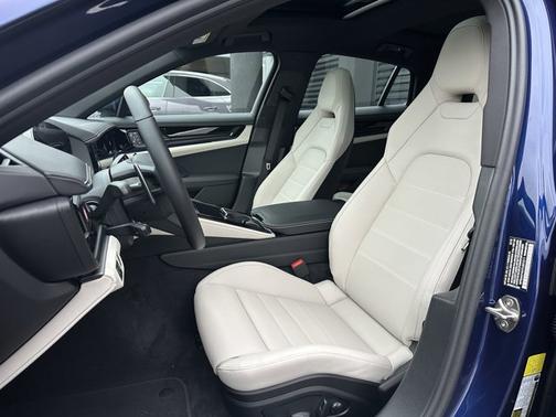 Gentian Blue Metallic 2026 Porsche Panamera 4