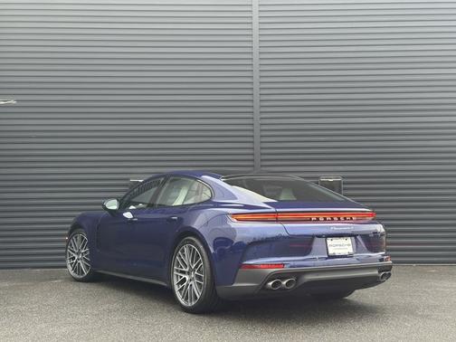 Gentian Blue Metallic 2026 Porsche Panamera 4