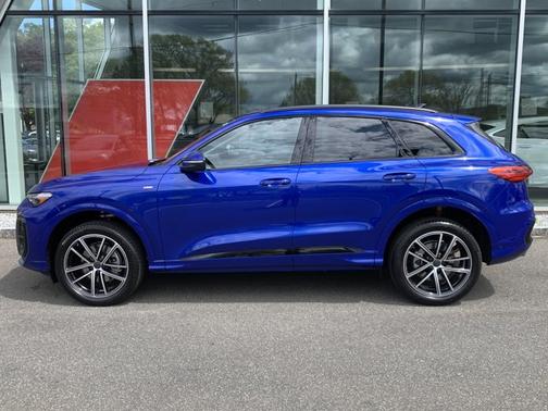 Ultra Blue Metallic 2026 Audi Q5 Premium Plus TFSI quattro S tronic