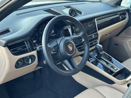 2025 Porsche Macan AWD