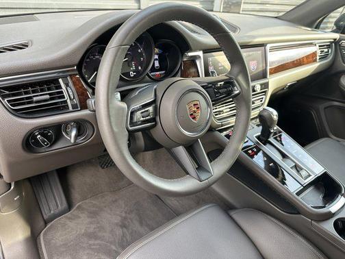 2025 Porsche Macan AWD