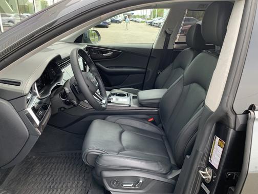 Daytona Gray Pearl Effect 2023 Audi Q8 55 Prestige