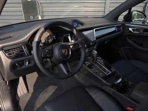 2025 Porsche Macan AWD