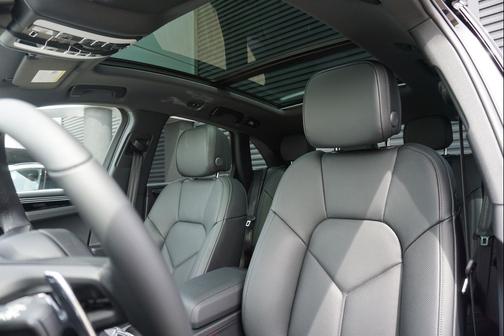 Jet Black Metallic 2026 Porsche Macan Macan