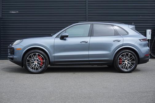 Vanadium Grey Metallic 2026 Porsche Cayenne S