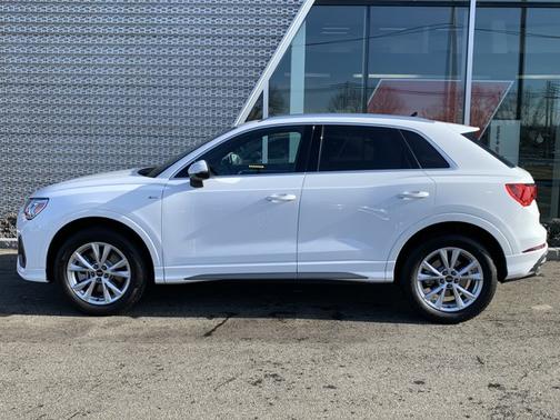 2025 Audi Q3 Premium 45 TFSI S line quattro Tiptronic