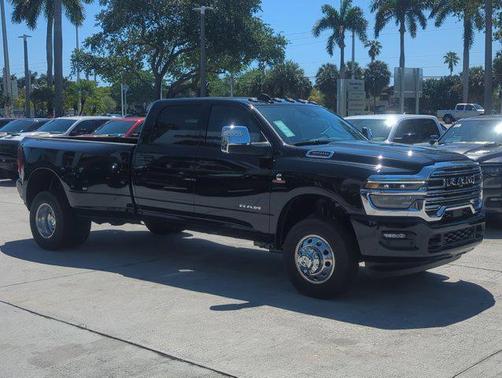 Diamond Black Crystal Pearlcoat 2026 RAM 3500 Laramie Crew Cab 4x4 8' Box