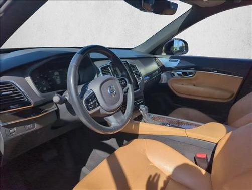 2017 Volvo XC90 T6 Momentum