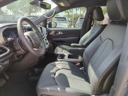 2025 Chrysler Pacifica L