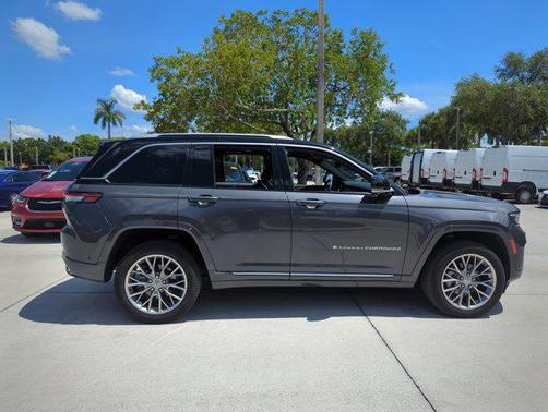 2023 Jeep Grand Cherokee Summit
