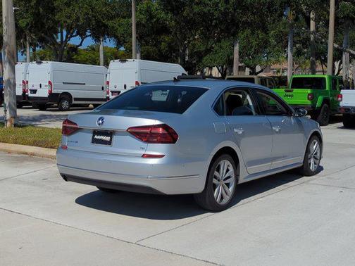 2018 Volkswagen Passat 2.0T SEL Premium