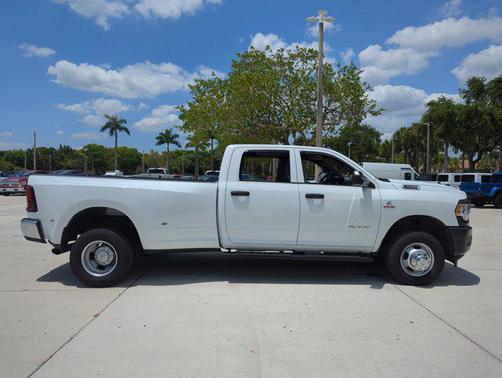 2022 RAM 3500 Tradesman Crew Cab 4x4 8' Box