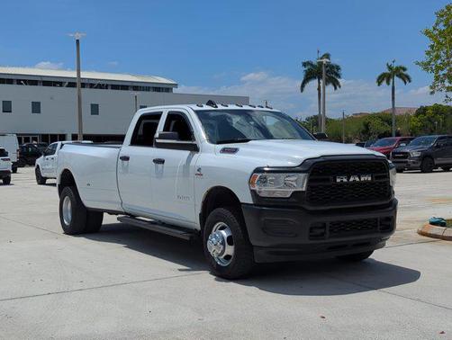 2022 RAM 3500 Tradesman Crew Cab 4x4 8' Box