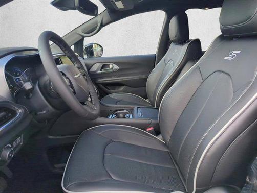 Bright White Clearcoat 2026 Chrysler Pacifica Limited