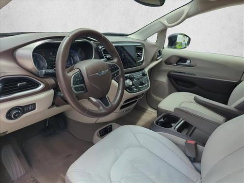 Brilliant Black Crystal Pearlcoat 2018 Chrysler Pacifica Touring-L