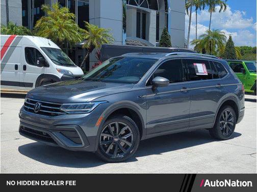Platinum Gray Metallic 2023 Volkswagen Tiguan 2.0T SE