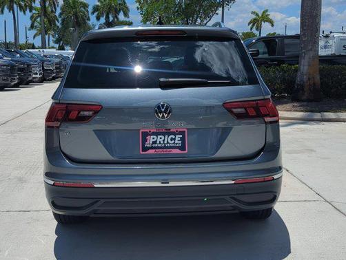 Platinum Gray Metallic 2023 Volkswagen Tiguan 2.0T SE