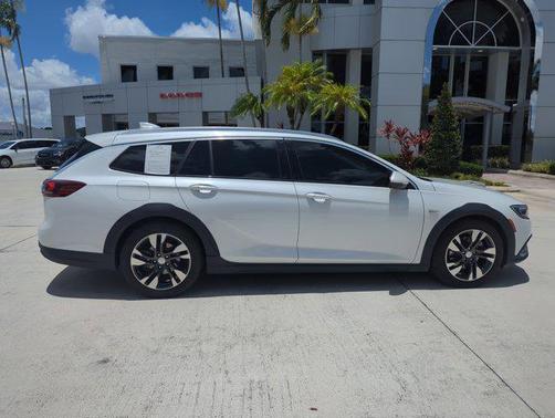 2018 Buick Regal TourX Essence