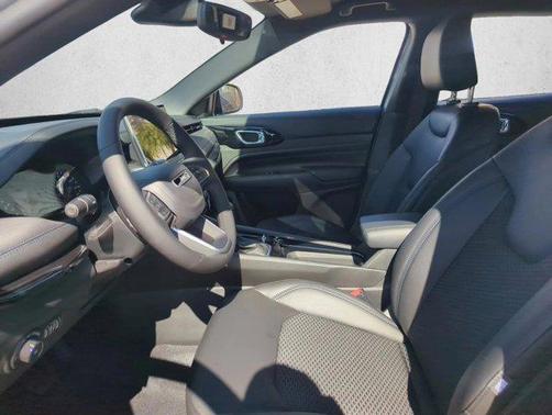 Silver Zynith Metallic Clearcoat 2026 Jeep Compass Latitude
