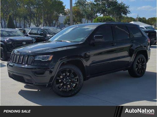Diamond Black Crystal Pearlcoat 2022 Jeep Grand Cherokee Laredo