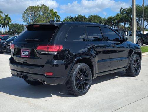 Diamond Black Crystal Pearlcoat 2022 Jeep Grand Cherokee Laredo