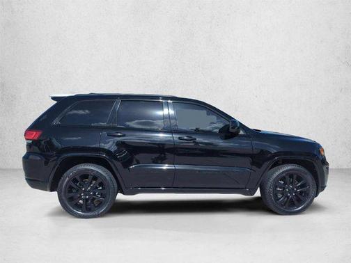 Diamond Black Crystal Pearlcoat 2022 Jeep Grand Cherokee Laredo