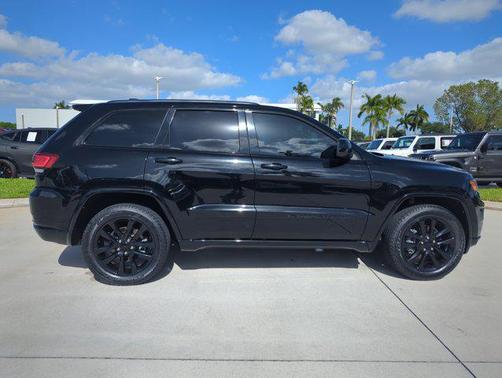 Diamond Black Crystal Pearlcoat 2022 Jeep Grand Cherokee Laredo