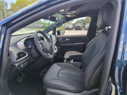2025 Chrysler Pacifica L