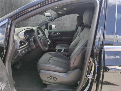 2025 Chrysler Pacifica L