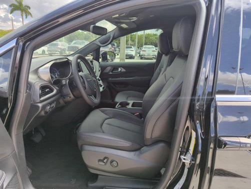 2025 Chrysler Pacifica L