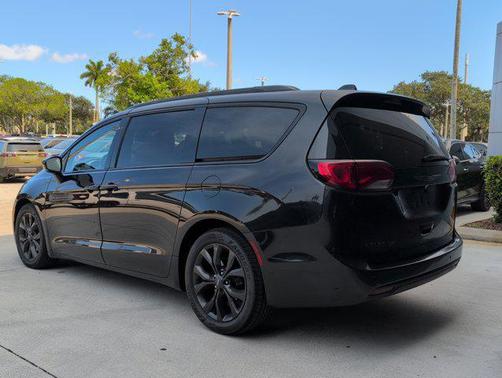 Brilliant Black Crystal Pearlcoat 2018 Chrysler Pacifica Touring-L Plus